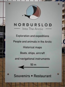 Wer möchte "Into the Arctic" ? Angebotin Akureyri / Foto: Roswitha Geisler